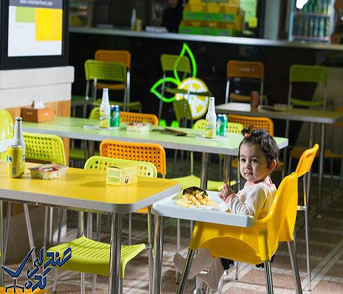 صندلی غذاخوری کودک در رستوران