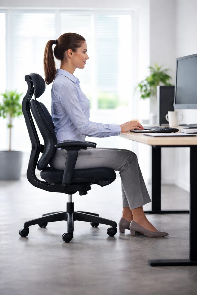 نشستن صحیح روی صندلی